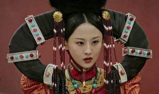 公元1697年，康熙帝正在为选定哪位公主去蒙古喀尔喀和亲犯愁。喀尔喀远在漠北，条