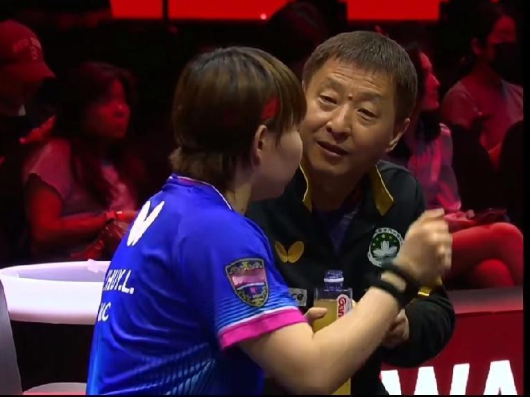 朱雨玲轻松赢下韩莹，场外指导陈振江的功劳真不小！下午结束的新加坡大满贯上，朱