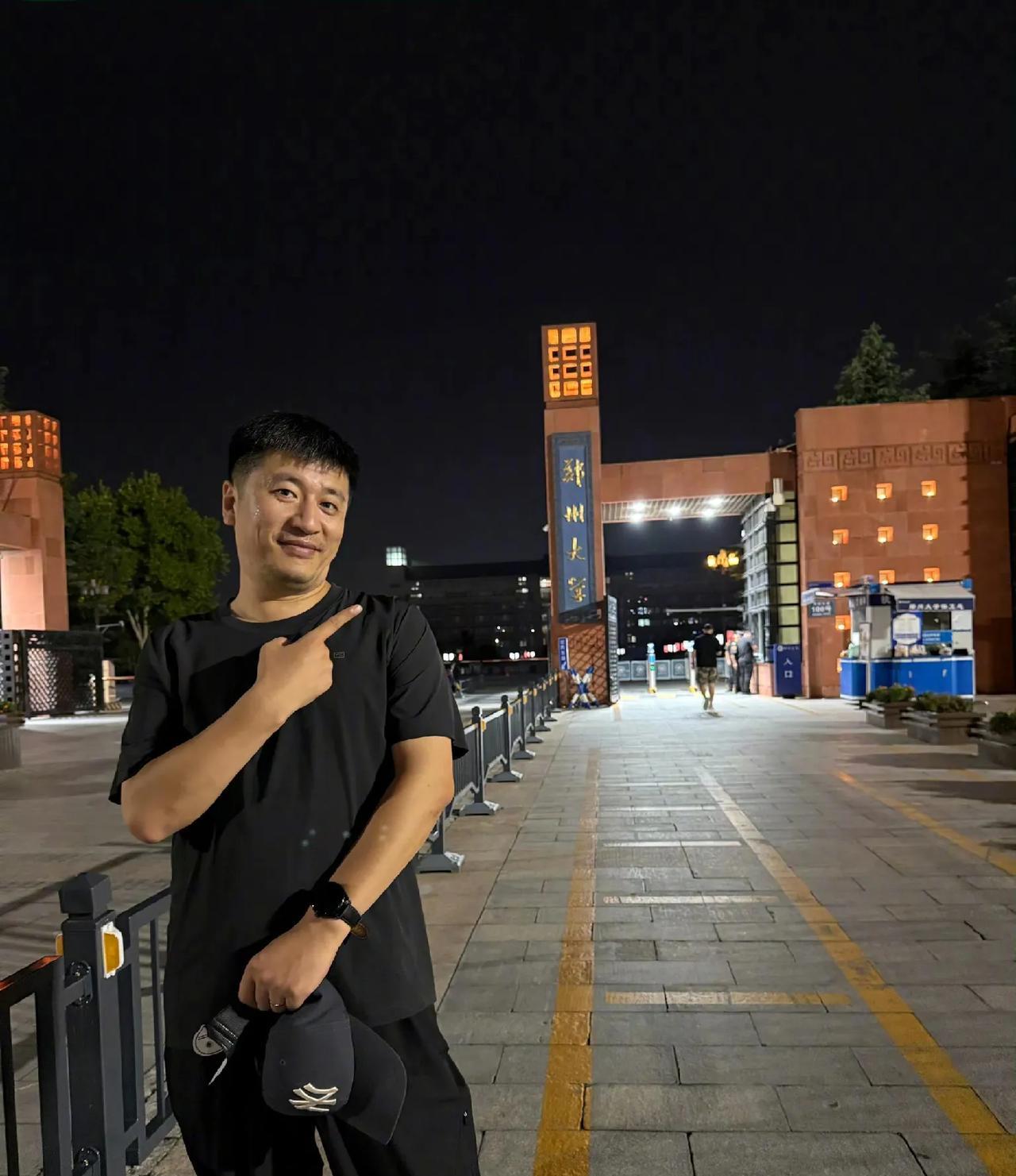 张雪峰，趁着夜色回了趟母校郑州大学。到郑州出差的张雪峰，趁着暑假没人之际在夜色