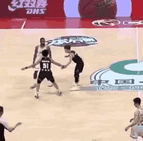 经典咏流传！CBA联赛经典镜头。徐杰能笑死个人，把沃特斯也给带偏了。徐杰把胳膊