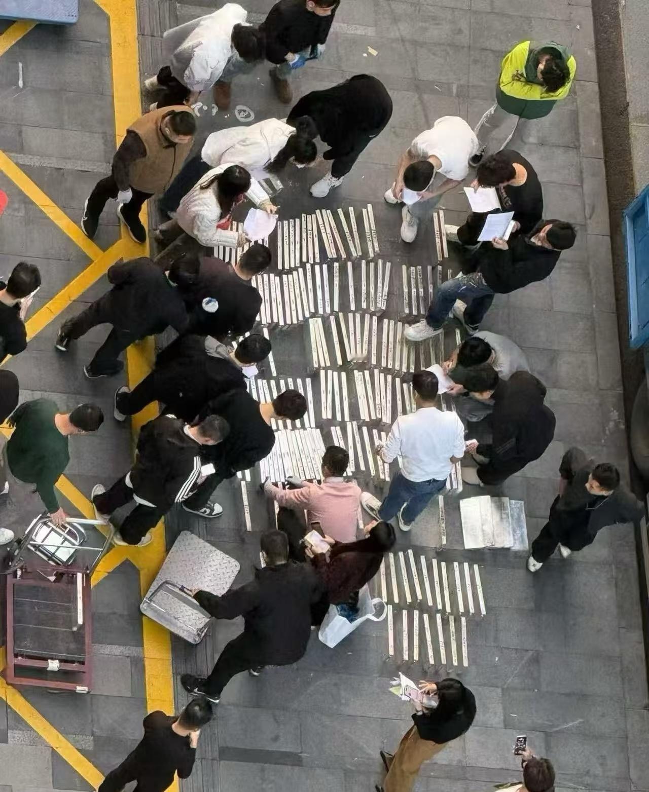 水贝要变天啊！银砖直接摆路面上了真的给我一种赌场的感觉不知道下周的银会涨