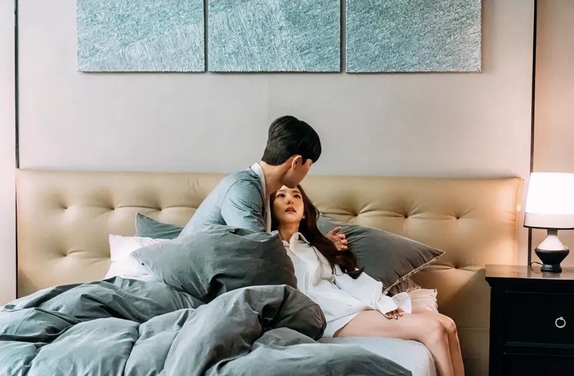 当一个女人开始频繁逃避夫妻生活的时候，有一种情况，她是为了外面的男人守身。我