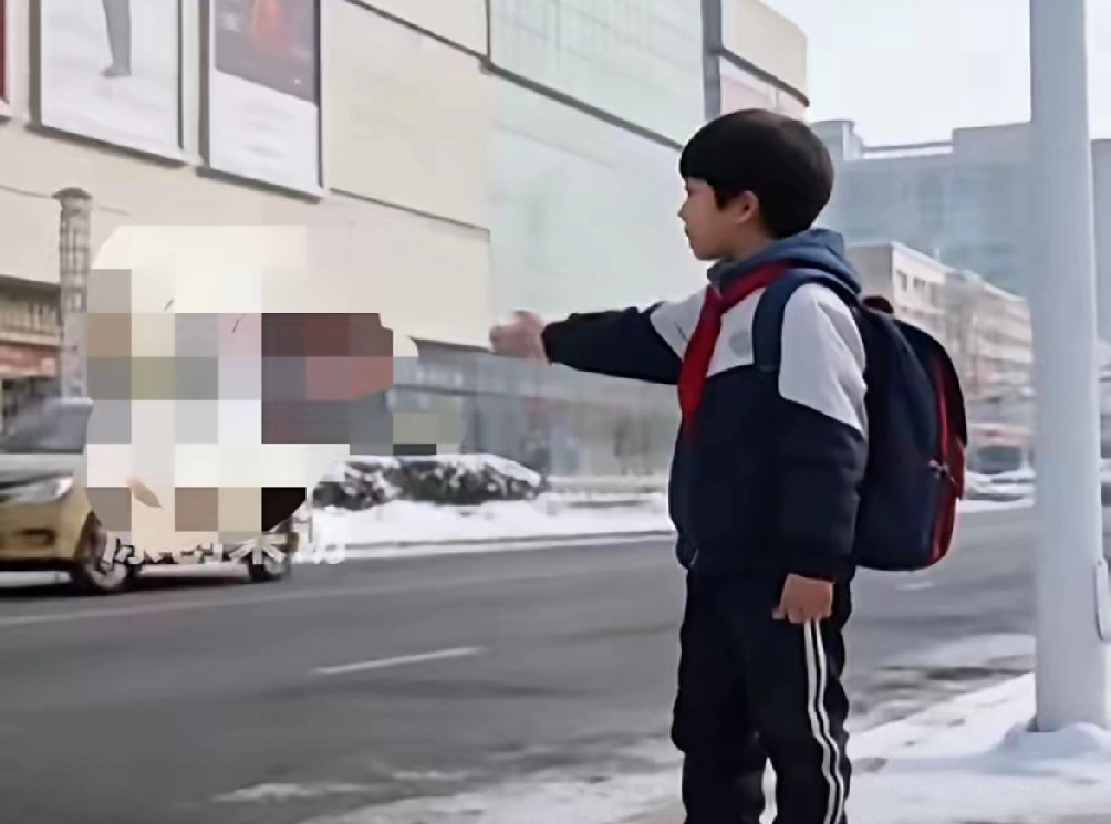 贵州，男孩晚上补课结束在路边打了一辆出租车回家，下车要付钱时却发现余额...