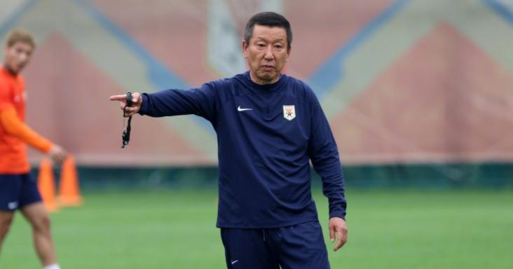 崔康熙从鲁能下课之后教练生涯就陷入低谷，至今没有俱乐部敢公开邀请他，背后原因让球