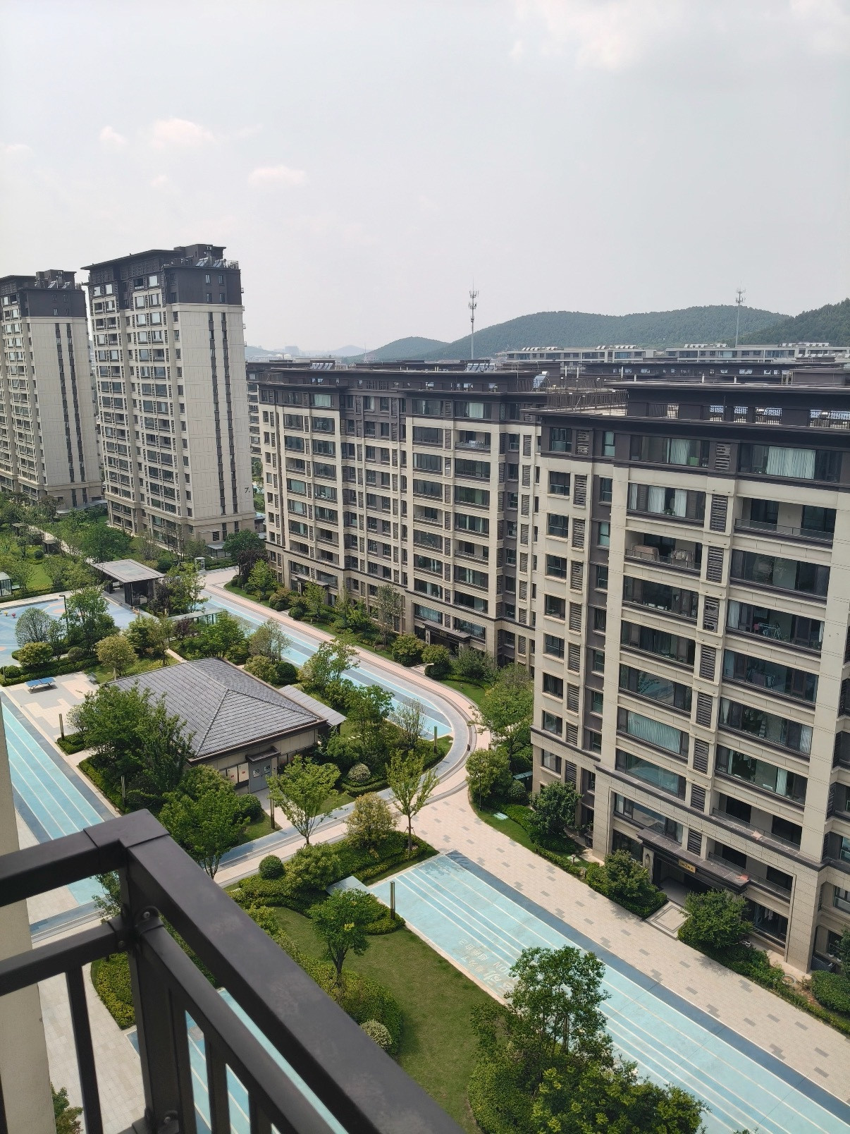 二手房业主开始不想降价了现在的房价，很难再涨了。年轻人都想开了，有钱就买，没钱就