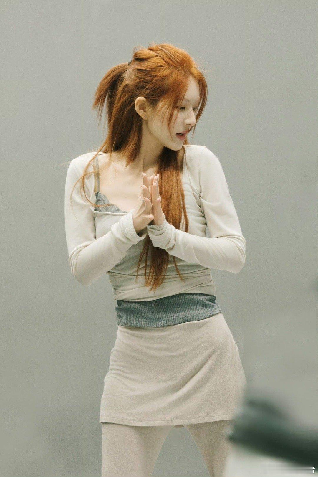 工作室发了赵露思音乐会彩排花絮图，好美