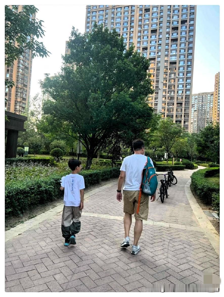 天塌了，天塌了，[笑着哭]儿子今天告诉她，儿媳妇又怀孕了，她差点没气过去，当场把儿