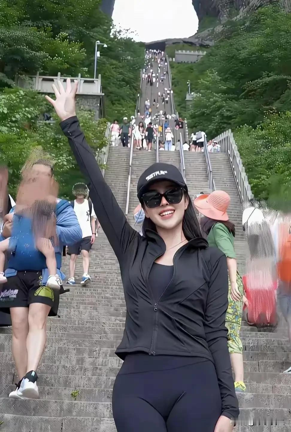 女生健身爱穿紧身裤，可不止为显身材。运动时服帖不拖沓，深蹲跑跳无束缚，瑜伽拉伸