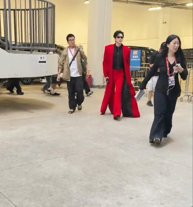 刘宇宁衣服太长了自己抱着走刘宇宁抱着衣服走刘宇宁抱着衣服走