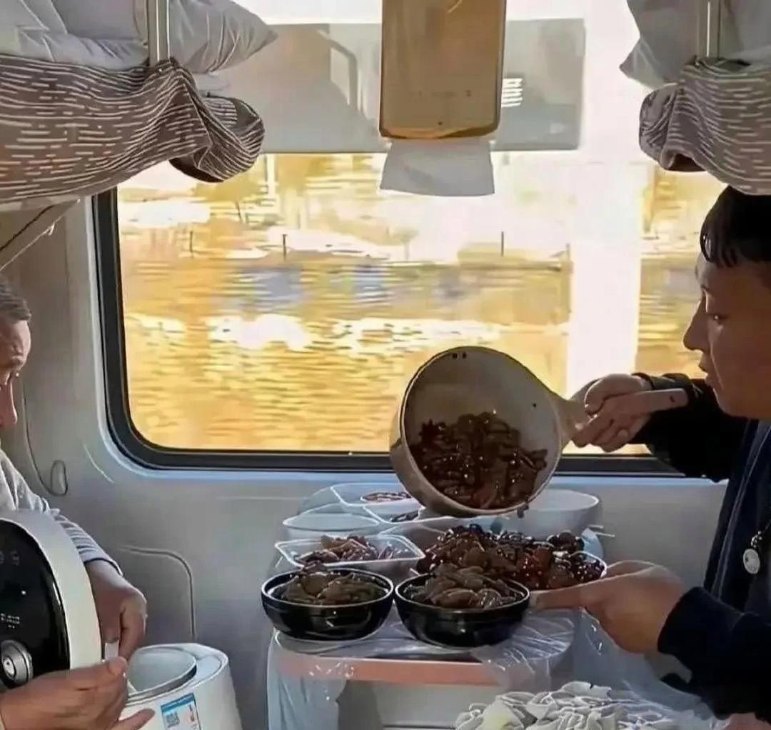 乘⁠务员估计头都大了管吧怕惹‏事，不管吧又不⁠﻿行，纯纯为难人了吧？