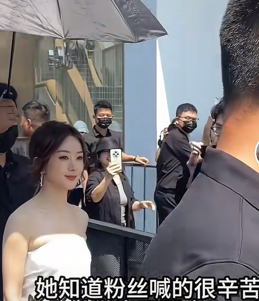 我刚在成都看到了赵丽颖她和电视上说的根本不一样赵丽颖本人很美，皮肤也特别白