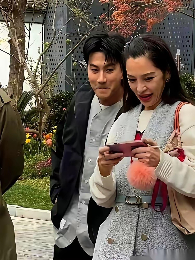 有人拍到，这些年红毯上争奇斗艳的杨幂，她的前夫哥，却在另一个“战场”——女儿的校