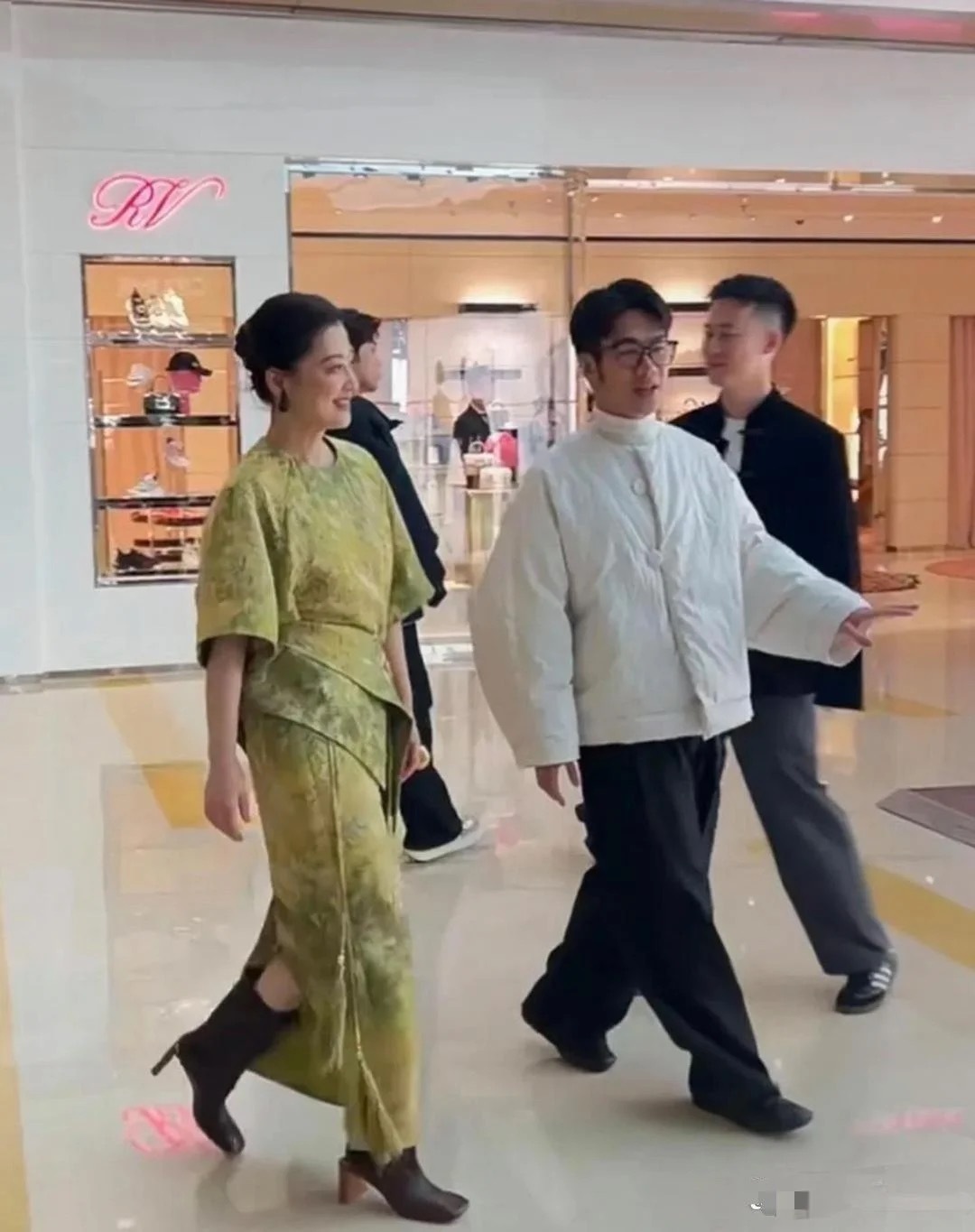 我怀疑，戴金戒指不累