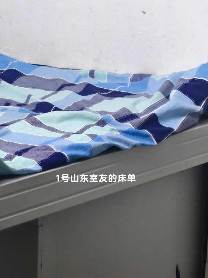 宿舍里来自不同地区的床单
