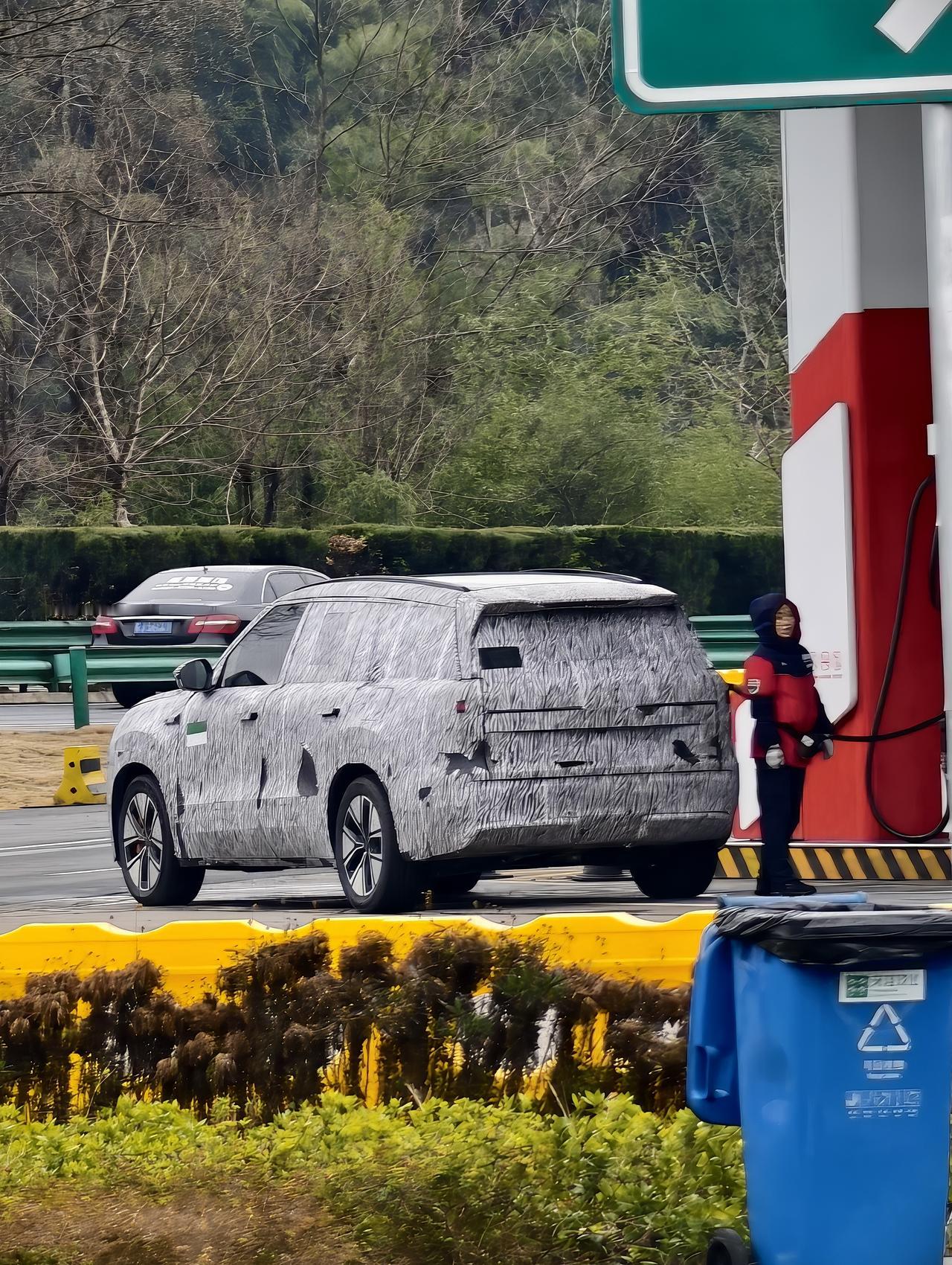 奇瑞版库里南，星途ET9测试车在加油站偶遇的看尾门还是天地门？感觉像星途E