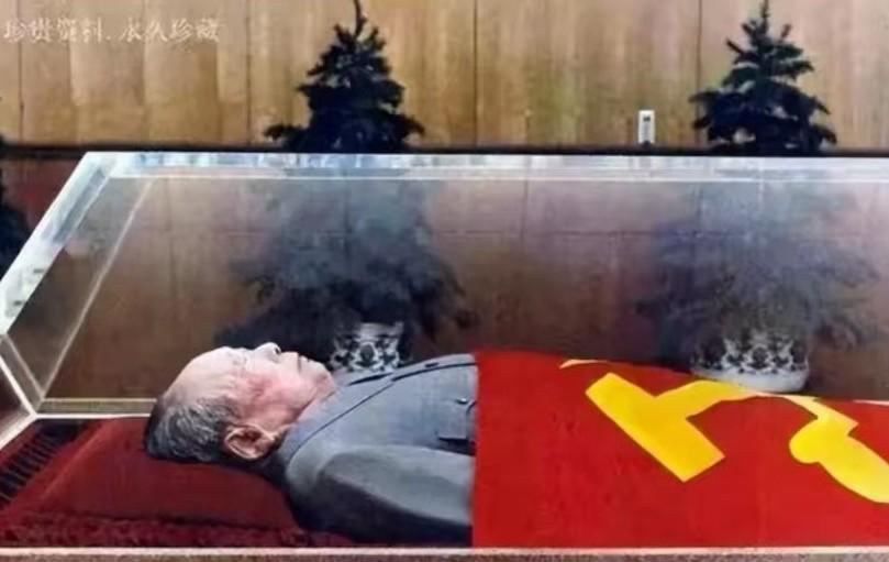 纪念堂暂停开放，却挡不住亿万民众的思念谁都没想到，2026年清明会被这一幕狠