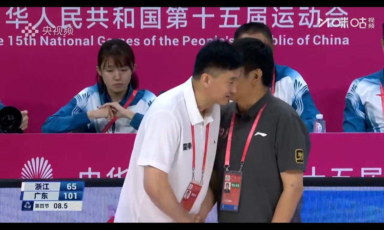杜锋赛后安慰丁团长，浙江输广东无能为力，赢四川就离地封神吗？杨鸣下午几乎放弃