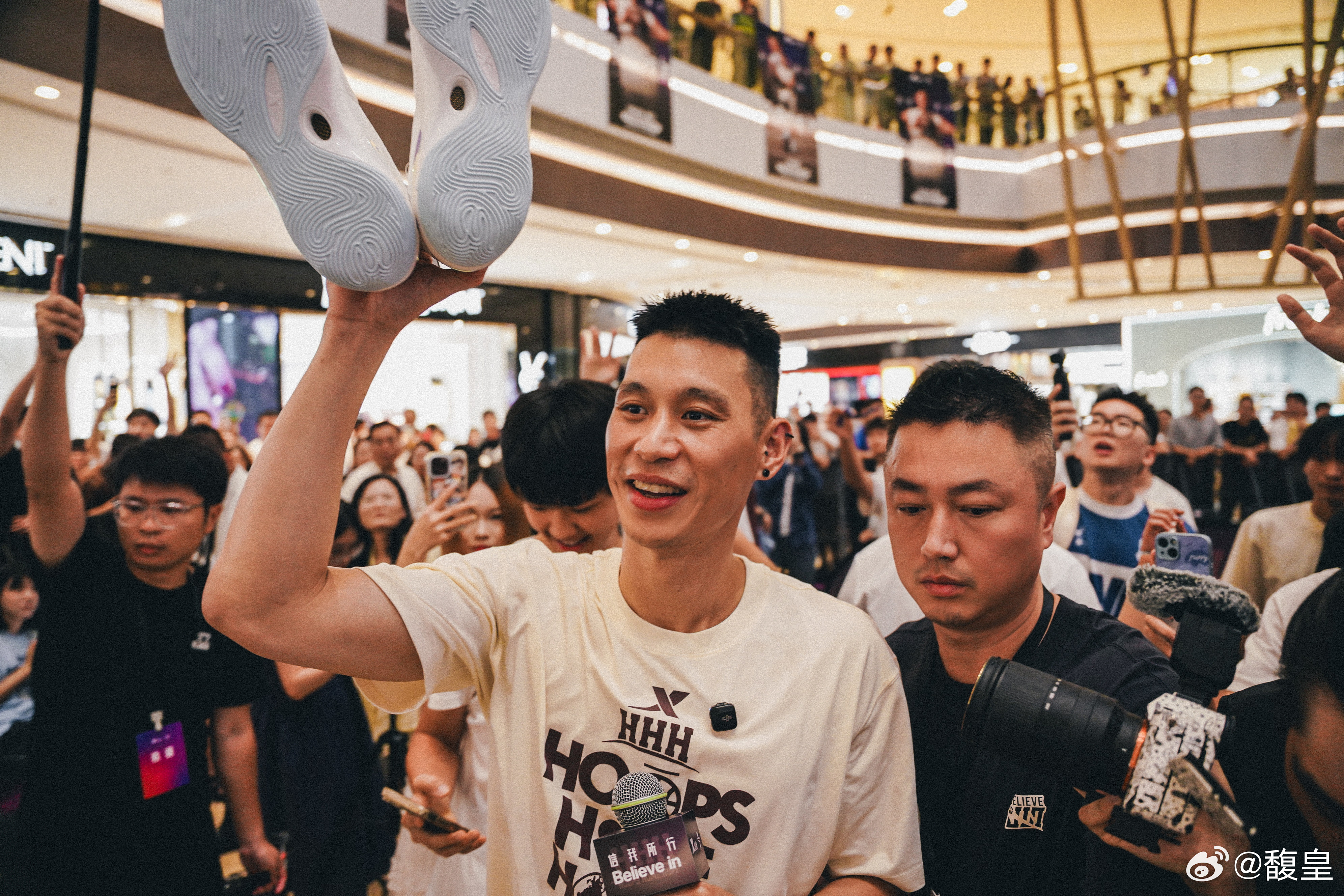 林书豪向厦门的朋友们问好林书豪在厦门发福利了厦门球迷齐聚特步厦门门店，只为和特步