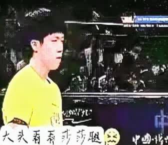 大头被禁赛后坐在解说席上，看着莎莎和别人搭档比赛，眼里满是心疼。假装淡定