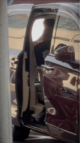 迪丽热巴下车这一幕，真的懂了什么叫自带氛围感的女明星！全黑私服搭配，棒球帽、