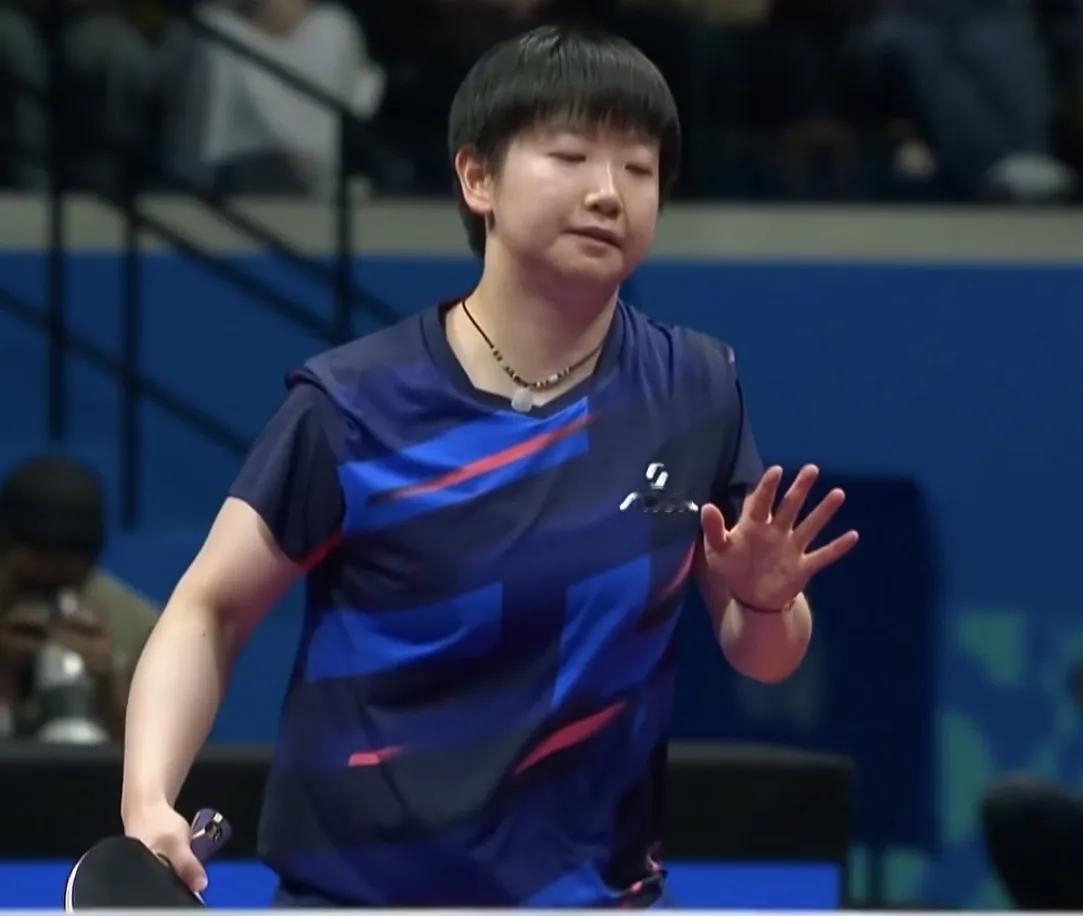 孙颖莎和朱雨玲决赛，温馨感人的一幕：朱雨玲接莎莎打过来的球，救球时不