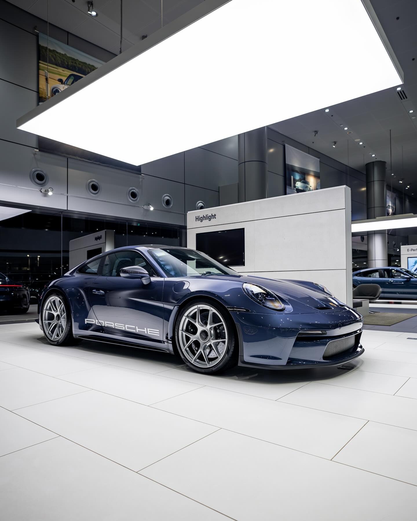 关于992S/T，这可能是目前为止我最喜欢的一款。涂装采用的PTSPlus普