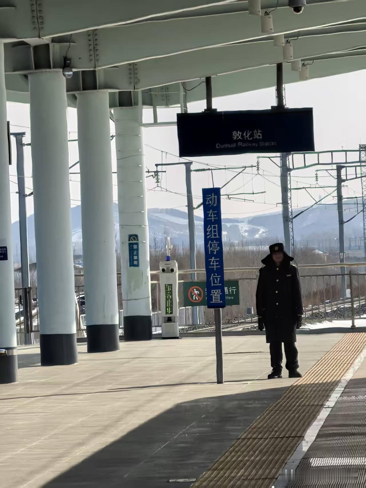 今早，我收到一张来自东北的照片。朋友带着老婆和孩子去东北旅行，搭地铁时在「敦化