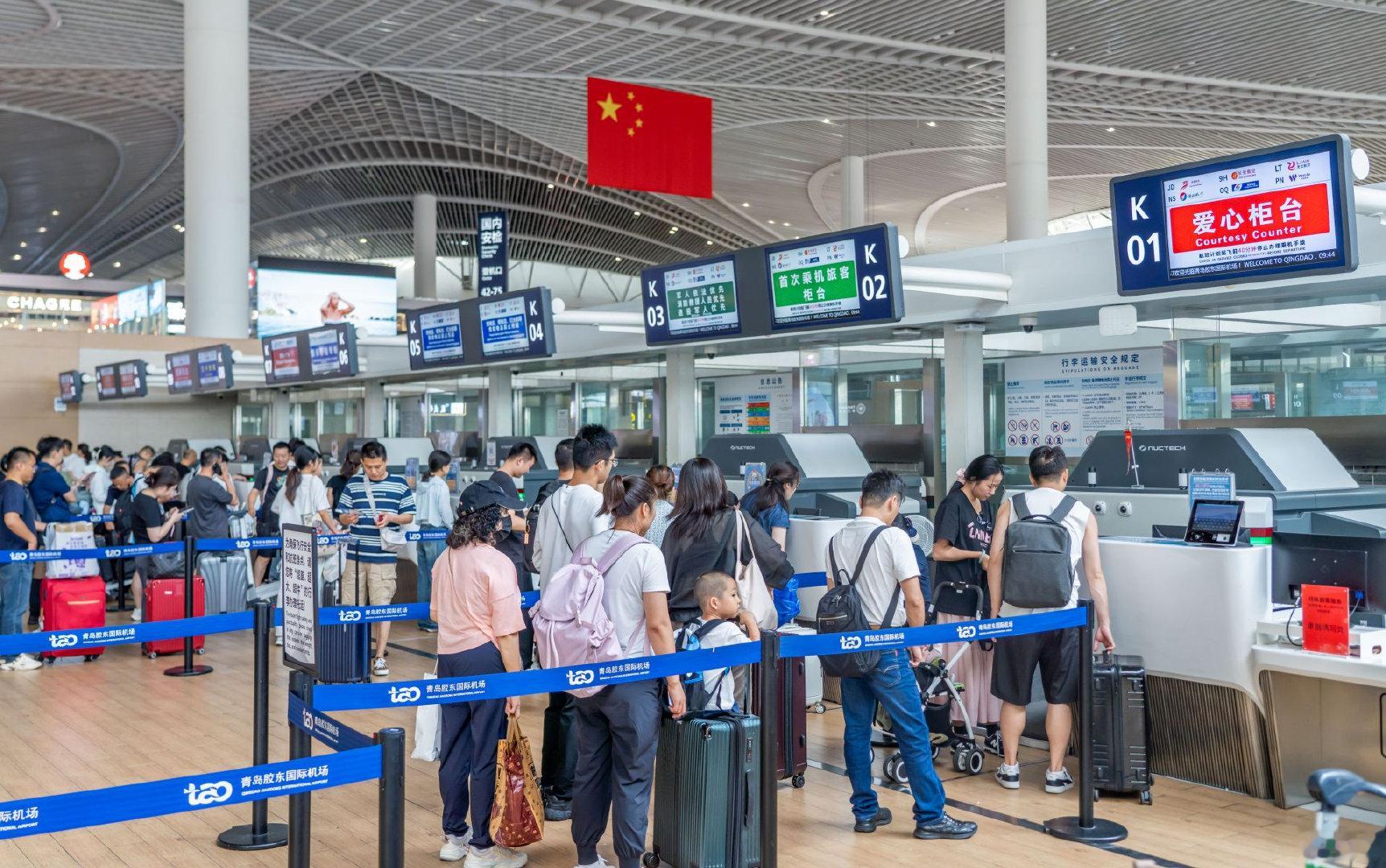 【提前19天！青岛机场单日旅客量突破10万人次】7月27日，青岛机场单日旅客吞吐
