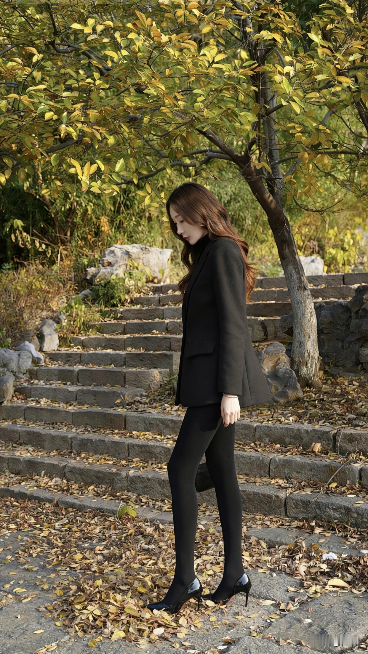 女人怎样穿搭，更显气质秋日穿搭指南：黑色西装外套+黑色丝袜+高跟鞋，优雅气质，尽