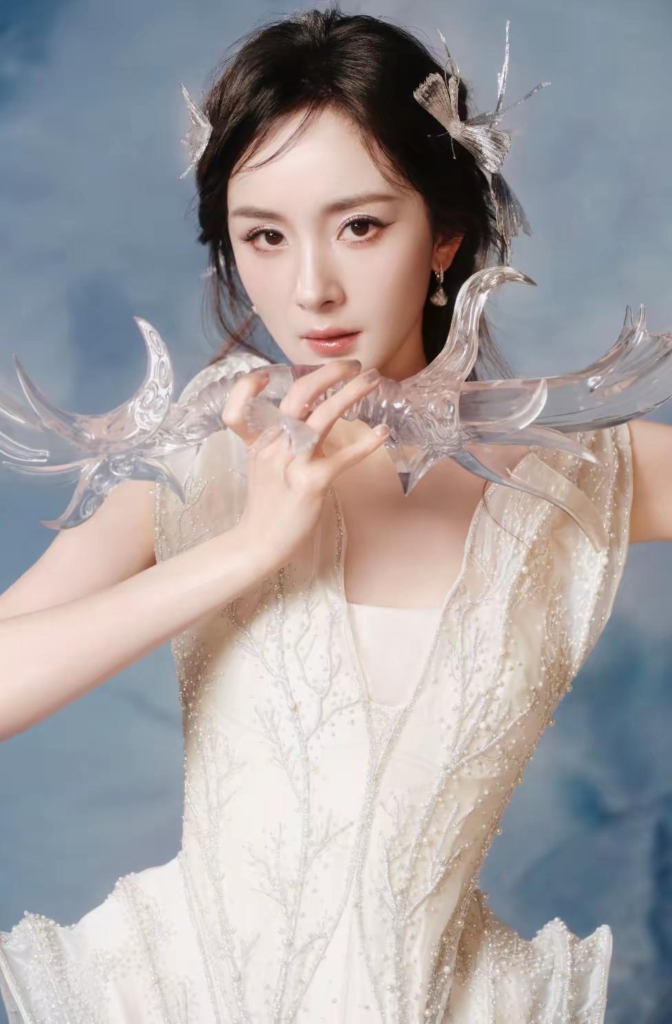 原来杨幂的“不跟风”,才是娱乐圈最难得的清醒!满屏都是明星转发支持黄晓明新