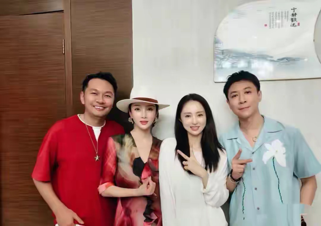 张维伊陪董璇见朋友，穿浅蓝色衬衫像“睡衣”，气质品味都不太好