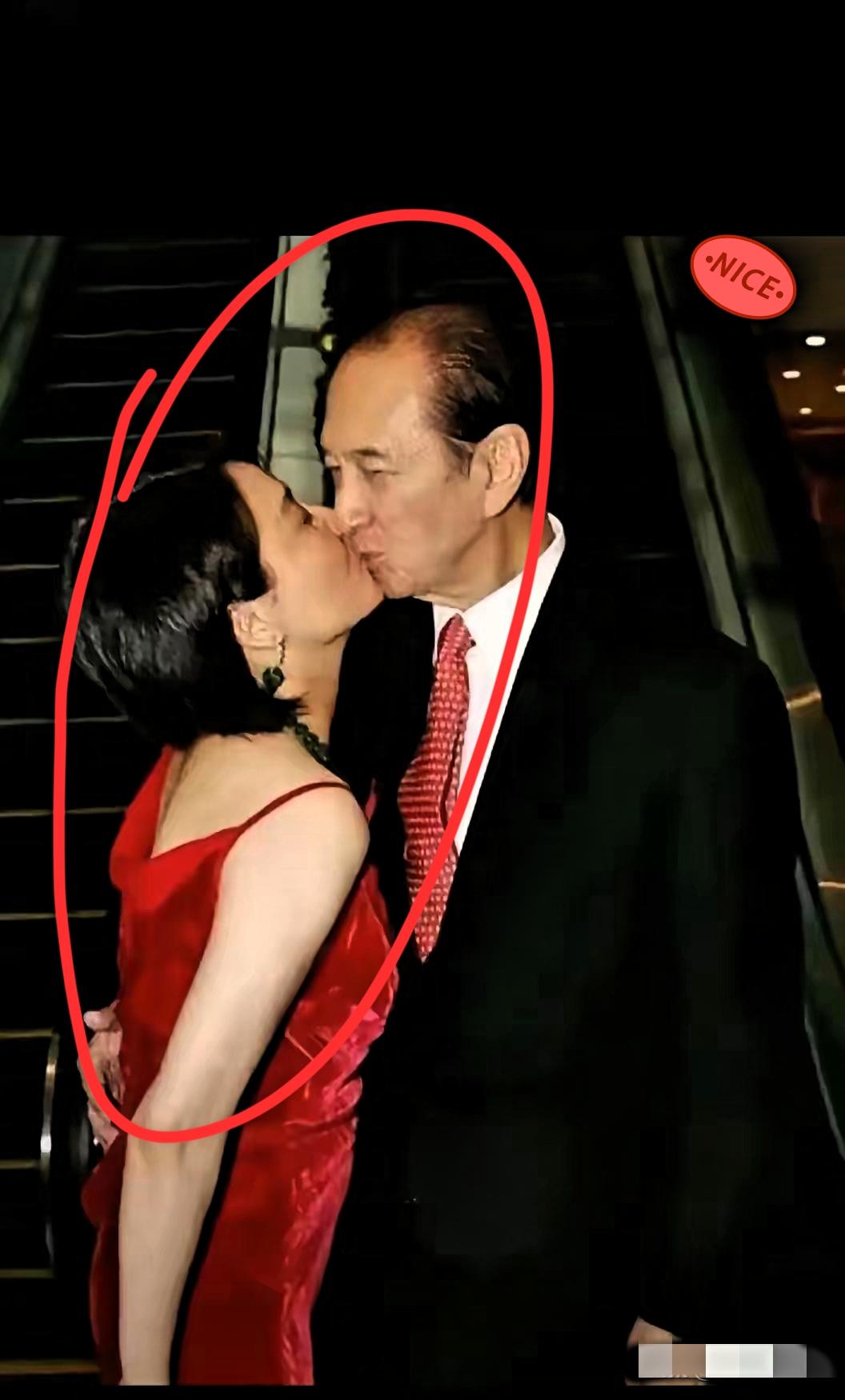 是何鸿燊更具男人魅力，还是因为他有钱呢？这幅照片摄于1986年，呈现的是当时65