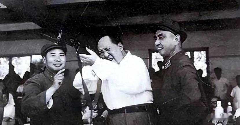 金门滩头炮声隆隆，美军舰艇静静停泊，艾森豪威尔刚下飞机就听见轰响。这事不是临时