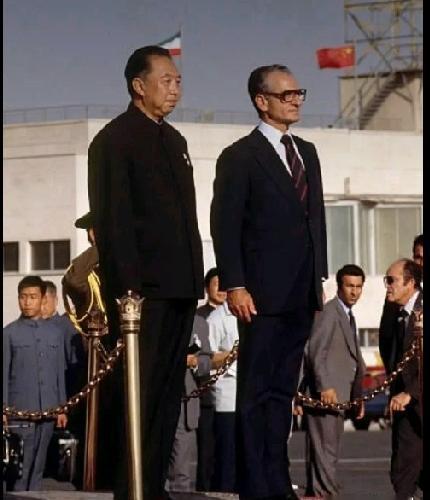 这张照片拍摄于1978年，华主席出国访问的一张珍贵照片。你仔细