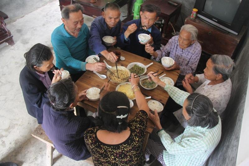 农村老人养老真是个让人头疼的事儿。以前靠自己劳动攒钱，老了靠儿女，可现在这法子越