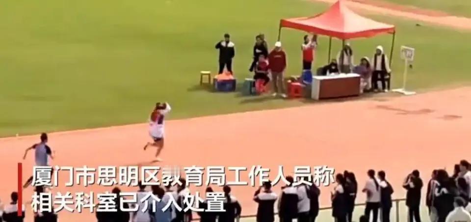 11月20日，厦门松柏中学一男生穿裙戴假发参加校运会跑步比赛，大幅领先夺冠。据说