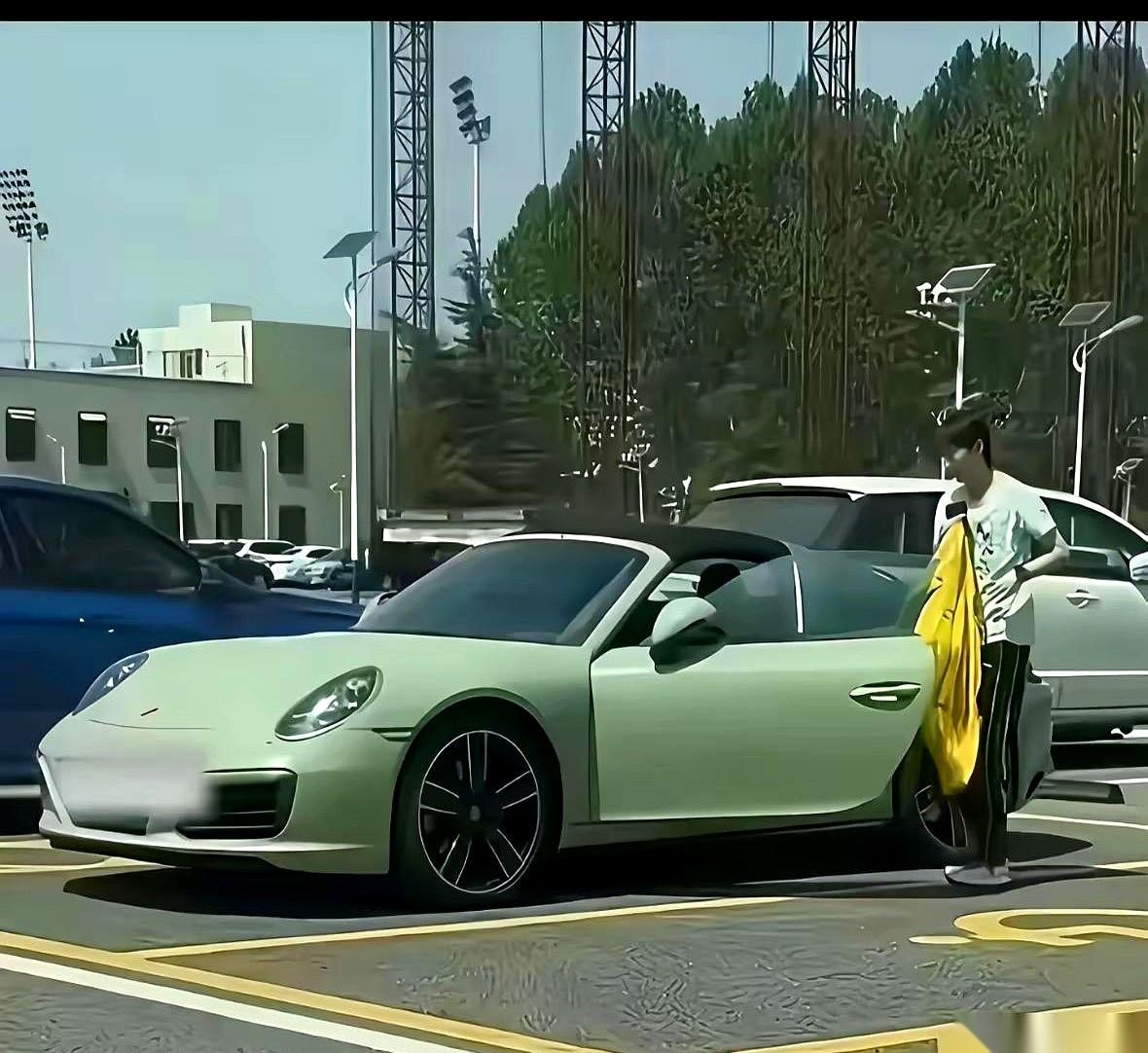 我一直以为，那种站在世界之巅的人，生活里总会有点“笨拙”。就是……她们把所有的