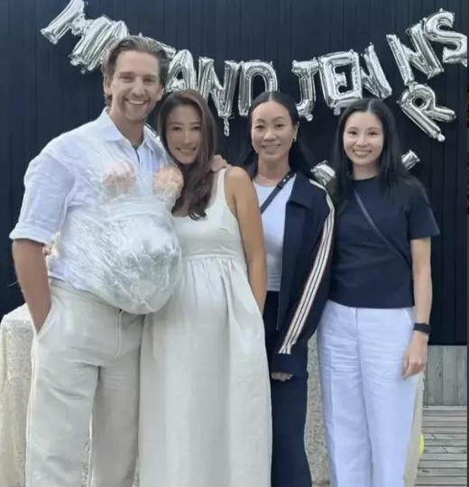 谢婷婷未婚生二胎这事一出多少人第一反应是懵逼的42岁无婚姻状态再度当妈？这操