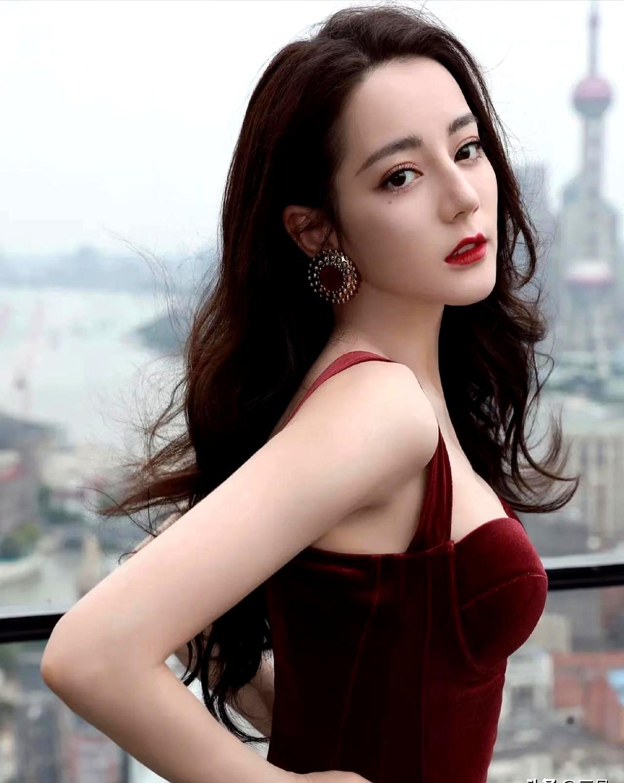 迪奥大秀开场前两小时，全球大使的座位还空着。热巴被困在迪拜机场超过72小时，航班