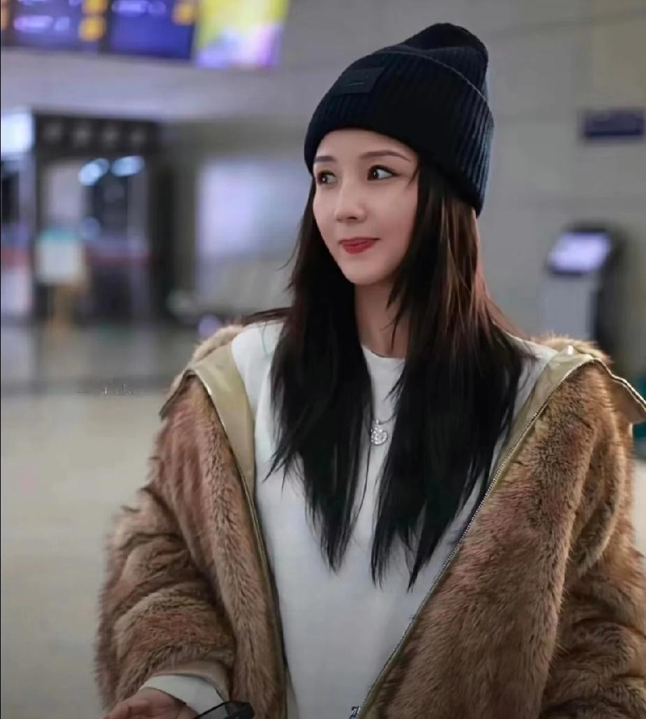 谁懂啊！何洁现在也太漂亮了吧！刷到何洁的近照直接看呆了！这还是当年超女第