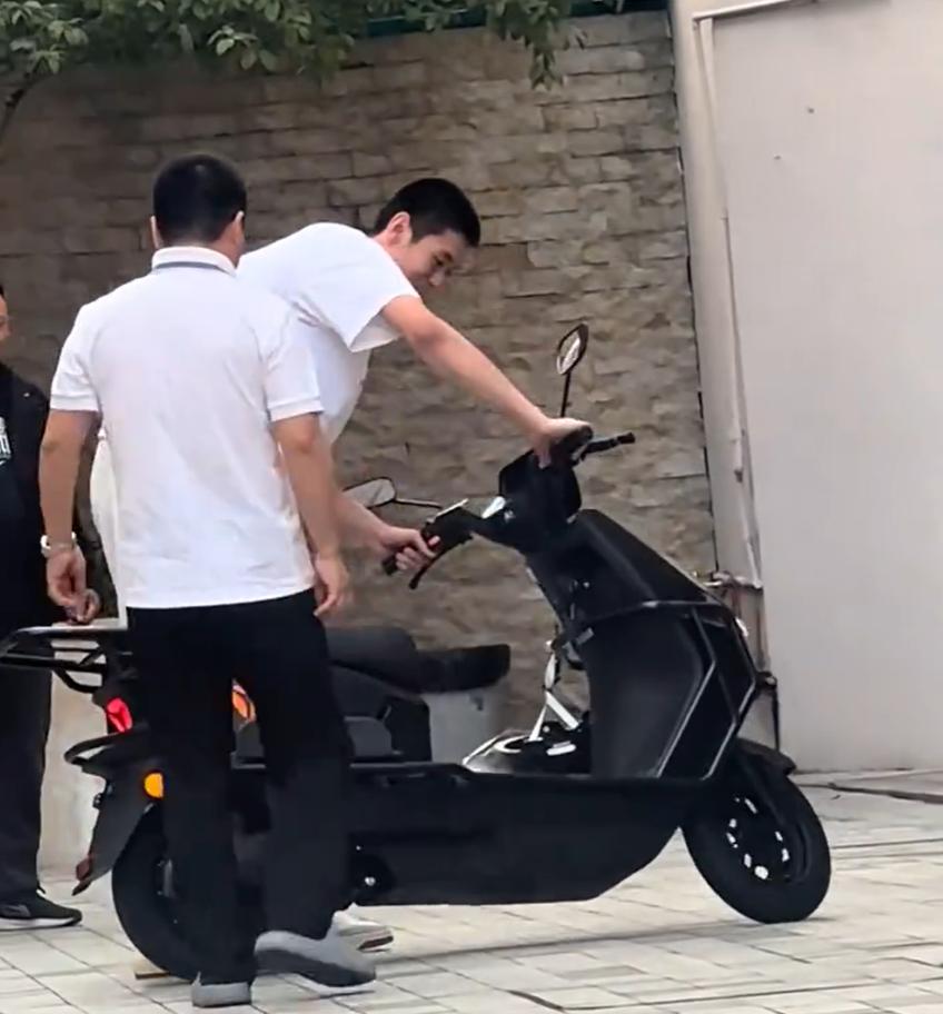 搞笑！王洪泽买了车，居然不会停车……入乡随俗！作为广东队的新人王洪泽，也是很快