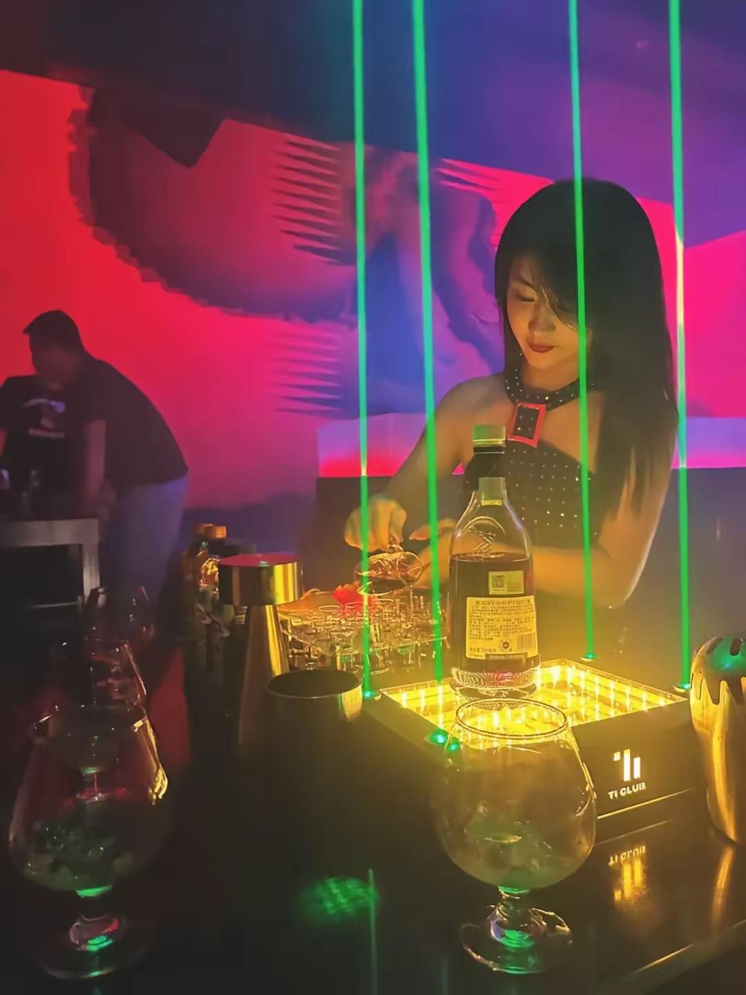 KTV里有个女前辈，是出了名的放得开，能喝能玩，每月工资是我们的两三倍，是店里的