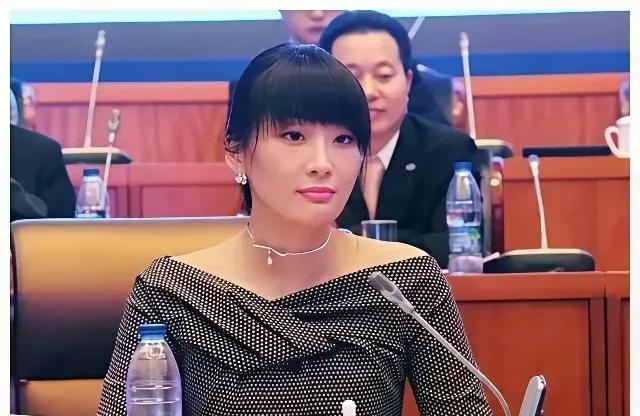虽然小脸精致但是像宗馥莉这种脸型好像更有气势有故事有风霜