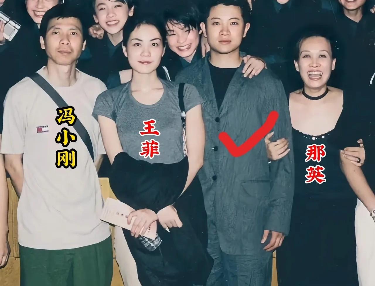 年轻时的他们朝气蓬勃，每个人的脸上都带着微笑。
