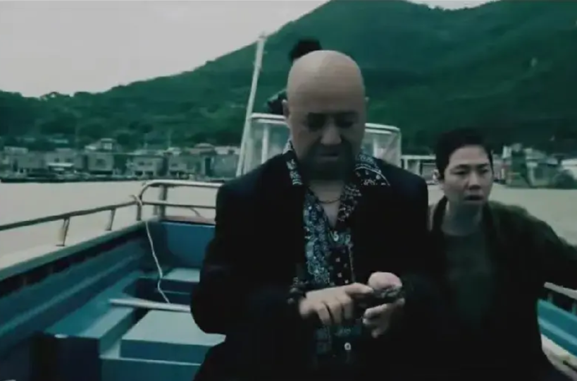 《扫毒风暴》。老虎滩激战正酣，喜哥被公安团团包围，身边的心腹都被打死了。绝望时刻