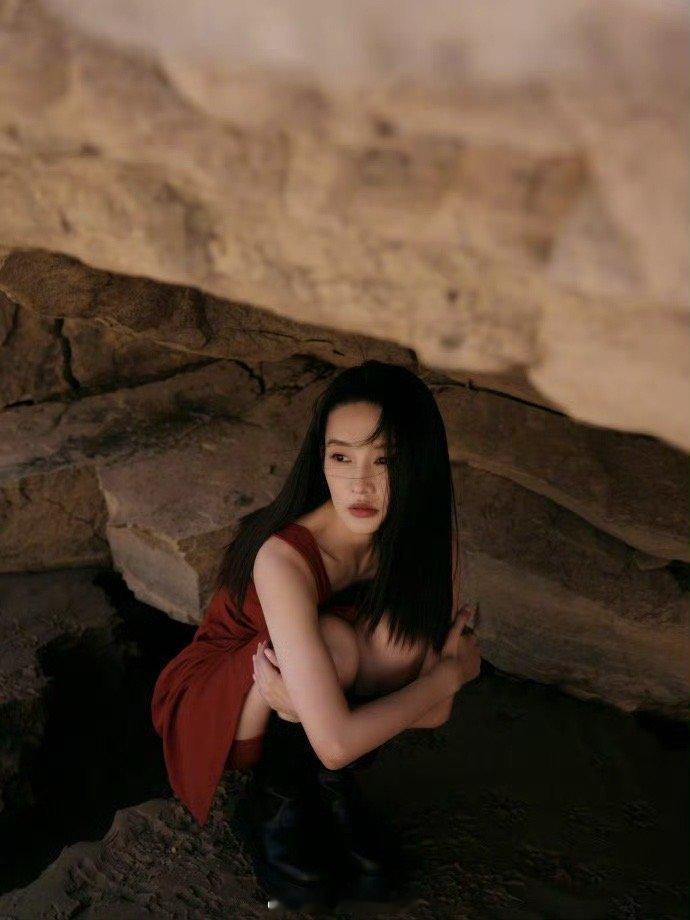 李沁穿吊带红裙知性柔美