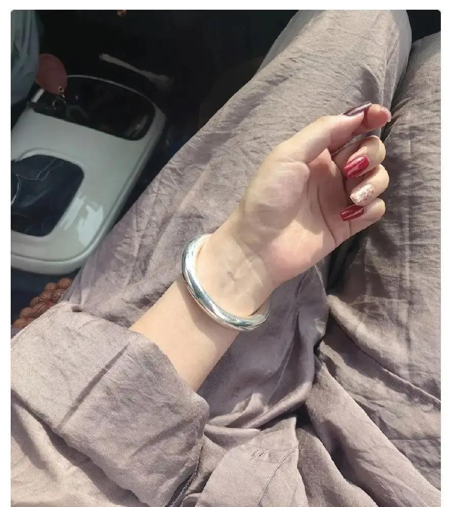 年底逛商场，发现柜台里摆银镯子的位置比金镯子还显眼。金价飙到五百多一克，银价才十