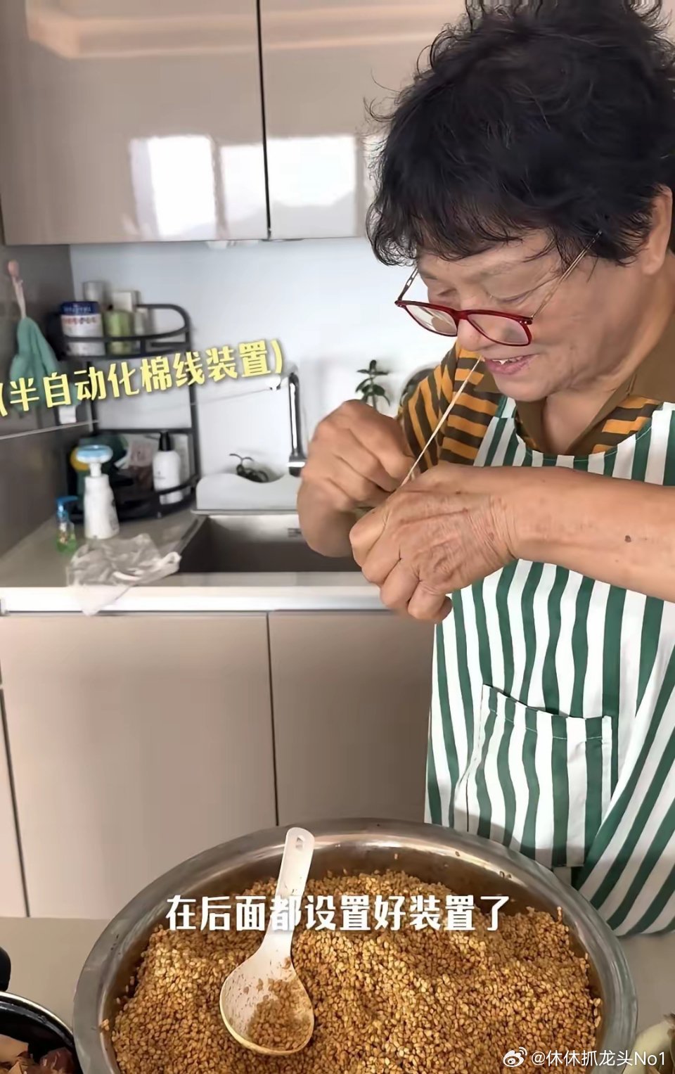 朱丹和娘家妈妈一起过端午节，母女俩在家包了一大锅粽子，她家吃的是咸口粽，黑猪肉切