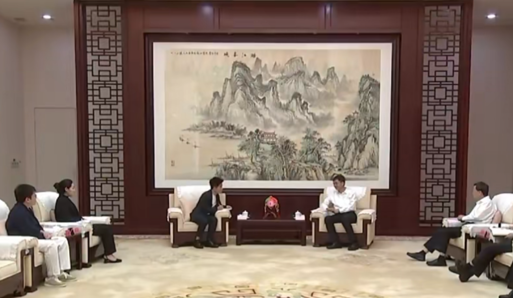 从董宇辉见书记时的坐姿，不难看出小伙子能成功也是应当的。大家都学着点！画面中