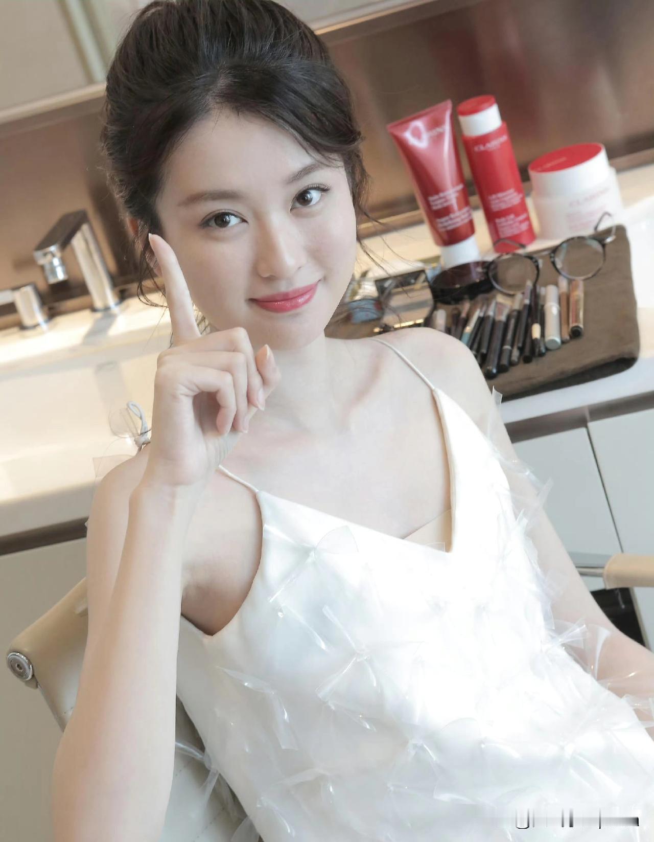 乔欣这条吊带小白裙真是穿对味了！简简单单的剪裁，却把那种清爽又贵气的感觉全拿捏